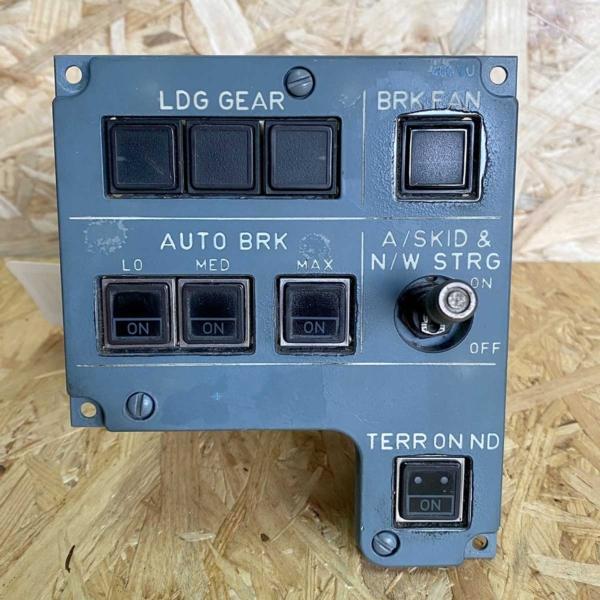 Cathay Dragon Airbus A320 B-HSI Cockpit 402vu Landing Gear Control Indication Panel